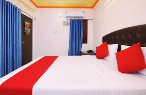 Quarto casal superior, várias camas, ar-condicionado | Vista do quarto