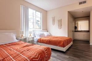 Strykejern/-brett, internettilgang og sengetøy