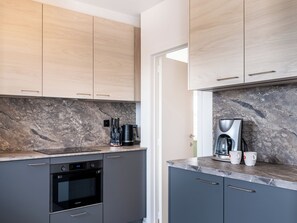 Fridge, microwave, stovetop, dishwasher