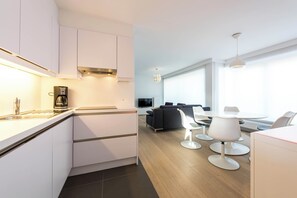 Jääkaappi, mikroaaltouuni, liesi, astianpesukone