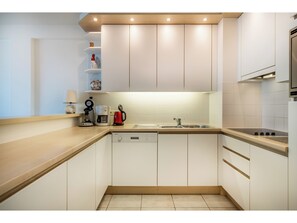 Fridge, microwave, stovetop, dishwasher