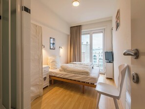 2 bedrooms, iron/ironing board, internet