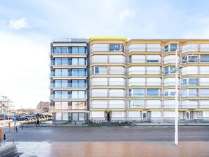 Unclassified image, 3 of 20, button