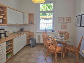 Mikrobølgeovn, ovn, kokeplater og oppvaskmaskin