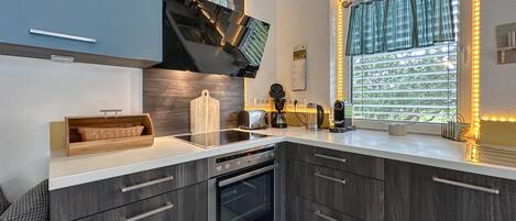 Réfrigérateur, micro-ondes, four, plaque de cuisson