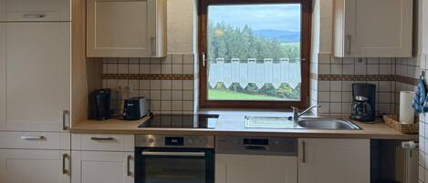 Jääkaappi, mikroaaltouuni, uuni, liesi