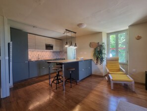 Kühlschrank, Mikrowelle, Herdplatte, Geschirrspüler