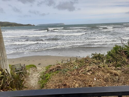 Absolute Beach Front, 25 mins from Wellington Sunset spa deck. Cosy Fire lounge.