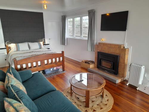 Absolute Beach Front, 25 mins from Wellington Sunset spa deck. Cosy Fire lounge.
