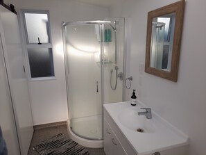 Douche, serviettes fournies, savon, papier toilette