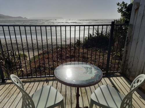 Absolute Beach Front, 25 mins from Wellington Sunset spa deck. Cosy Fire lounge.