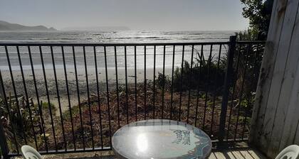 Absolute Beach Front, 25 mins from Wellington Sunset spa deck. Cosy Fire lounge.