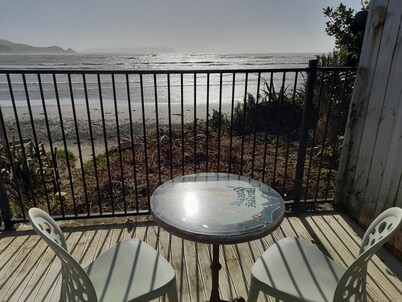 Absolute Beach Front, 25 mins from Wellington Sunset spa deck. Cosy Fire lounge.