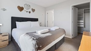 2 soverom, skrivebord, strykejern/-brett og wi-fi