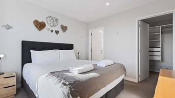 2 bedrooms, desk, iron/ironing board, WiFi