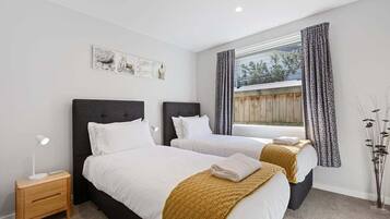 2 bedrooms, desk, iron/ironing board, WiFi