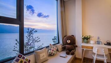 Standard-Zweibettzimmer, Seeblick | Schreibtisch, laptopgeeigneter Arbeitsplatz, kostenloses WLAN