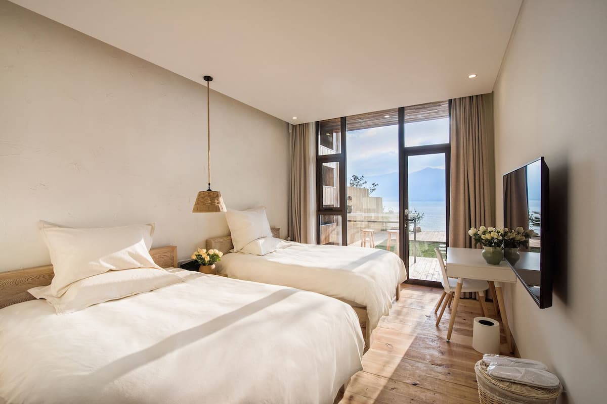 Superior Twin Room, Lake View | Desk, laptop workspace, free WiFi