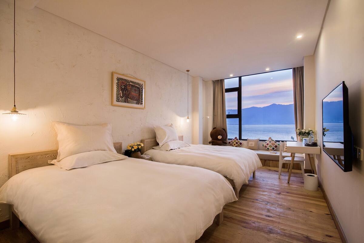 Standard Twin Room, Lake View | Desk, laptop workspace, free WiFi