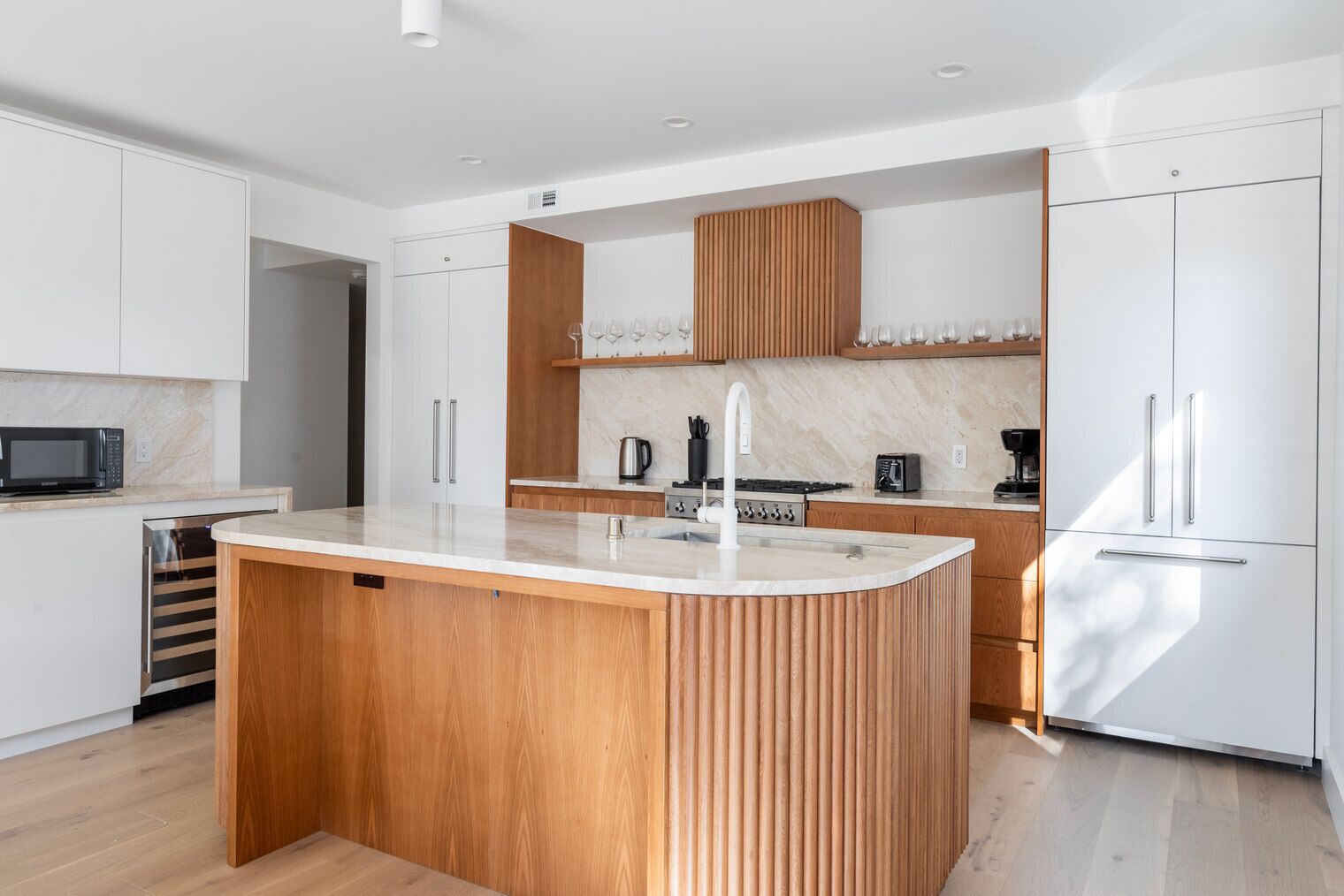 ثلاجة، ميكروويف، فرن، غسالة أطباق