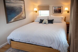 2 bedrooms, desk, travel cot, Internet