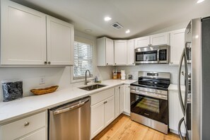 Kühlschrank, Mikrowelle, Herdplatte, Geschirrspüler