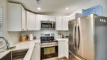 Fridge, microwave, stovetop, dishwasher