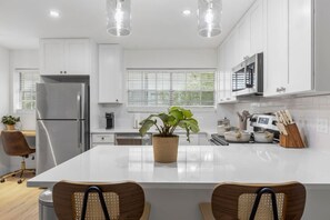 Four à micro-ondes, un four, surface de cuisson, lave-vaisselle