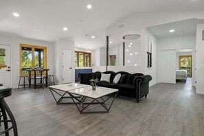 تلفزيون، ألعاب فيديو، مكتب