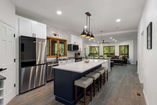 ثلاجة، ميكروويف، فرن، موقد طهي مسطح