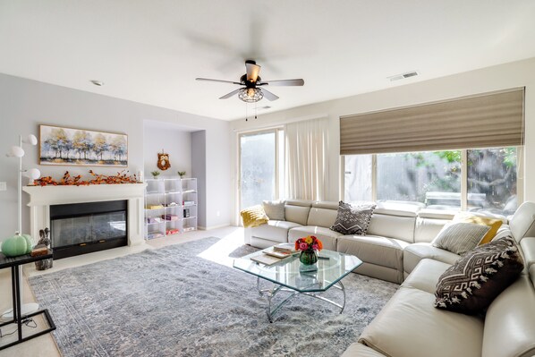 تلفزيون، مدفأة، كُتُب