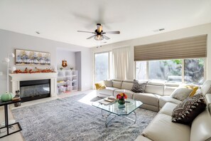 Télévision, cheminée, livres