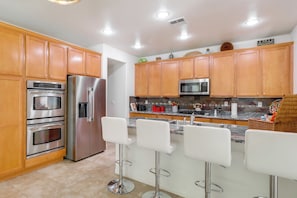 Réfrigérateur, micro-ondes, plaque de cuisson, lave-vaisselle