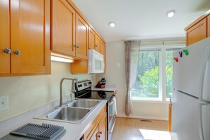 Fridge, microwave, stovetop, dishwasher - Home 14 Mi to Shenandoah Nat’l Park! Fenced Yard (Ruckersville)