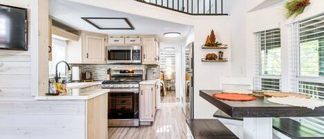 Refrigerador, microondas, parrilla de estufa y cafetera y tetera