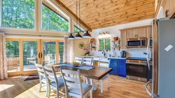 Réfrigérateur, micro-ondes, plaque de cuisson, lave-vaisselle