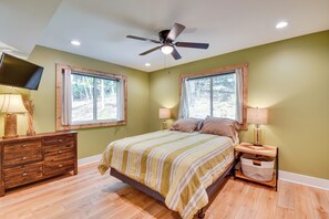 3 bedrooms, desk, iron/ironing board, Internet