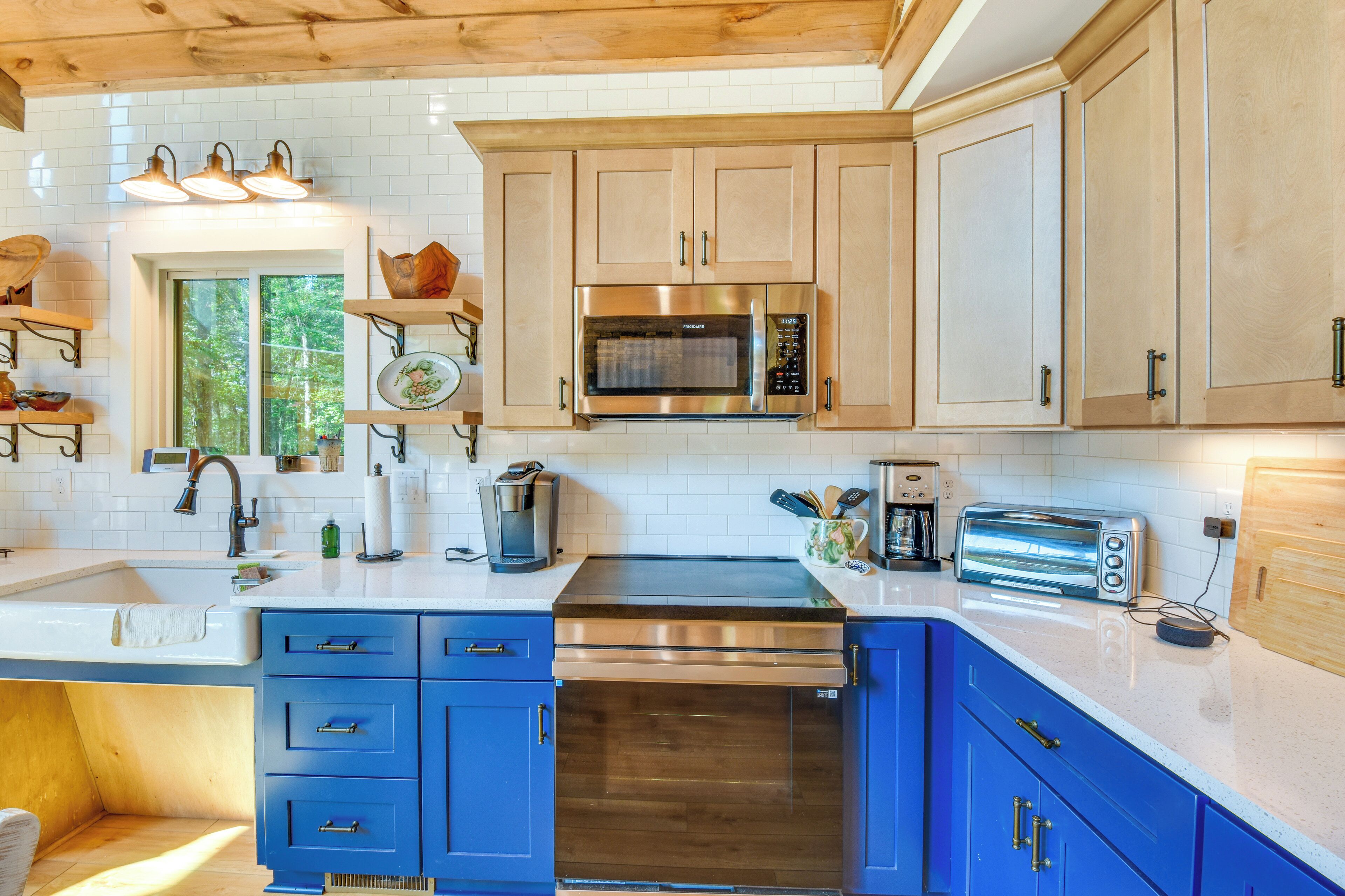 Réfrigérateur, micro-ondes, plaque de cuisson, lave-vaisselle