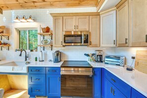 Fridge, microwave, stovetop, dishwasher