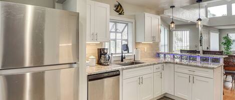 Fridge, microwave, stovetop, dishwasher