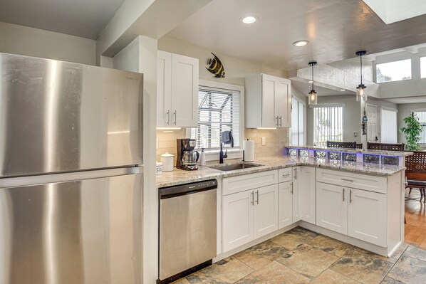 Fridge, microwave, stovetop, dishwasher