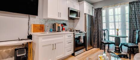 Réfrigérateur, micro-ondes, plaque de cuisson, cafetière/bouilloire