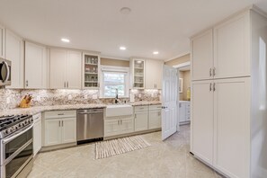 Kjøleskap, mikrobølgeovn, kokeplater og oppvaskmaskin