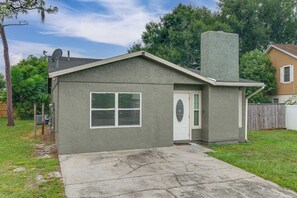 A single-story house with a grey exterior, a chimney, and a small front yard. - 9 Mi to Legoland: Family Gem w/ Games Galore! (Winter Haven)