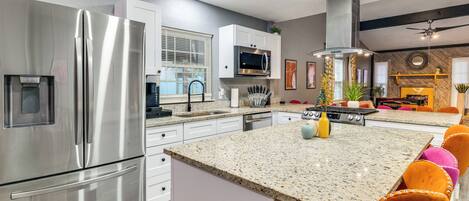 ثلاجة، ميكروويف، غسالة أطباق، ماكينة لصنع القهوة/الشاي