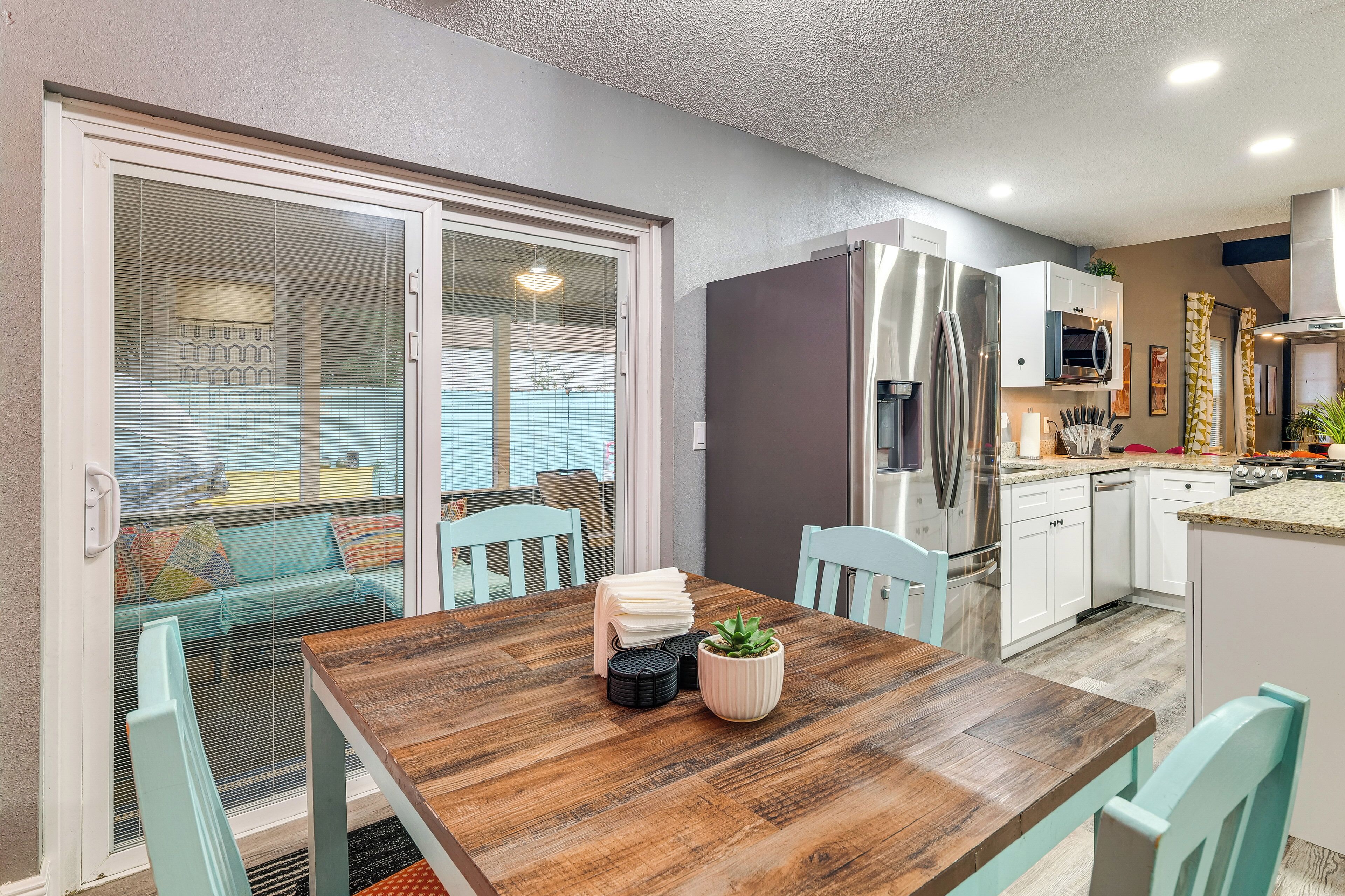 Een koelkast, een magnetron, een vaatwasser