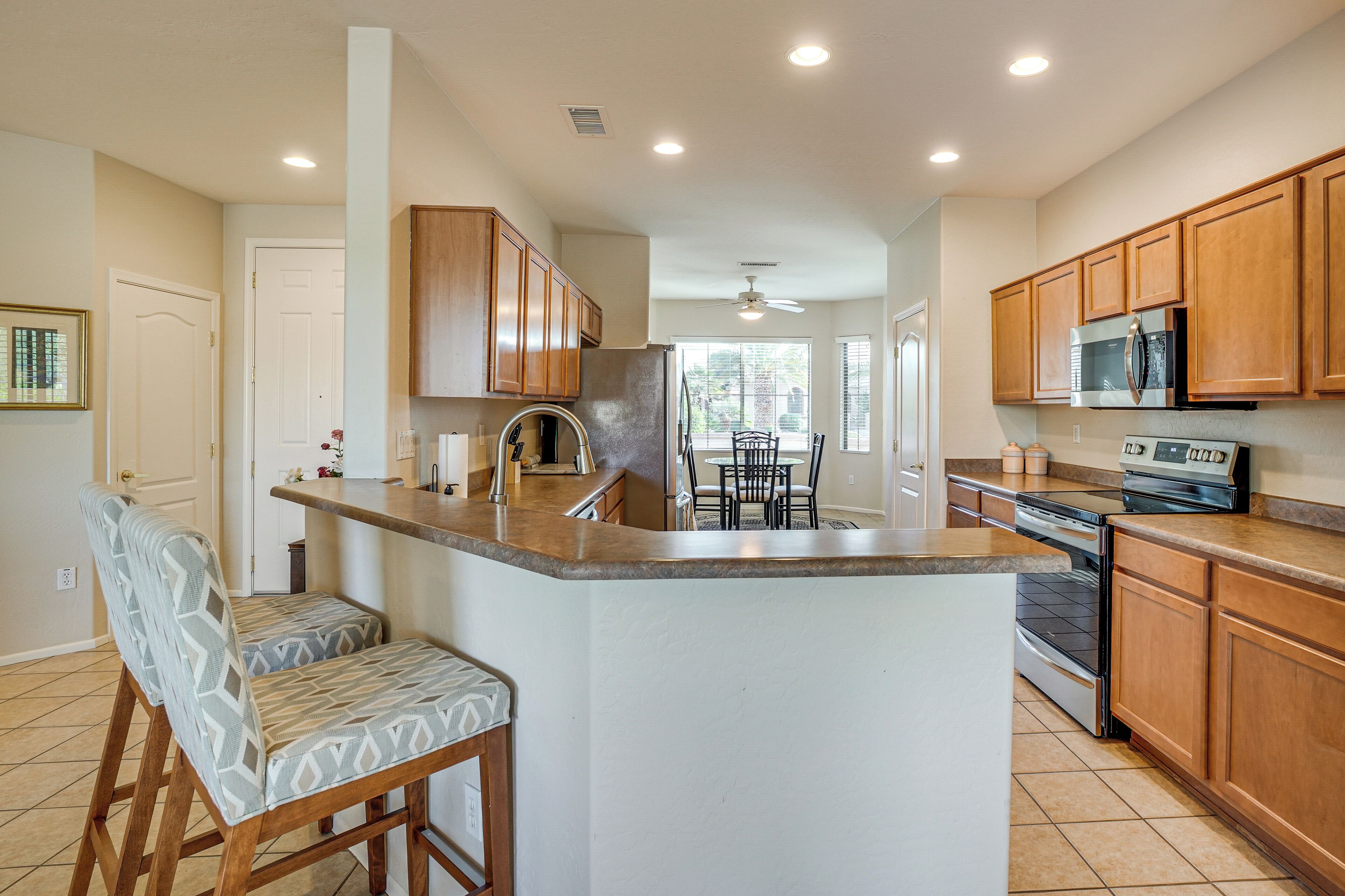 Kjøleskap, mikrobølgeovn, ovn og kokeplater