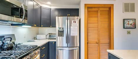 Refrigerador, microondas, placa de cocina, lavavajillas