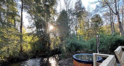 Riverside Cabin - Hot Tub & BBQ