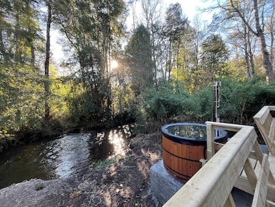 Riverside Cabin - Hot Tub & BBQ